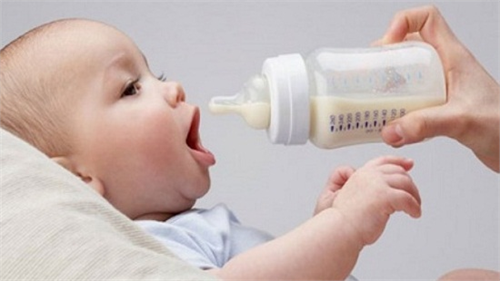 Cách vệ sinh miệng đánh bay mùi hôi và kích thích mọc răng ở trẻ