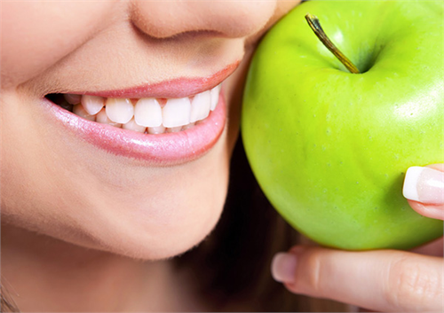Ăn táo sẽ giúp trắng răng