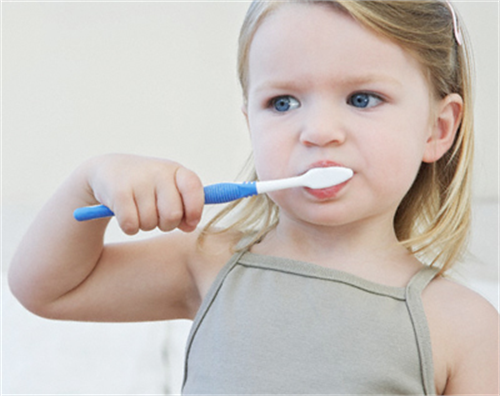 Trẻ em không nên đánh răng ngay sau khi ăn